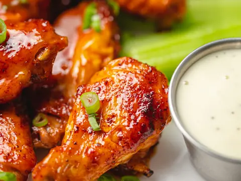 Chicken wings with dip